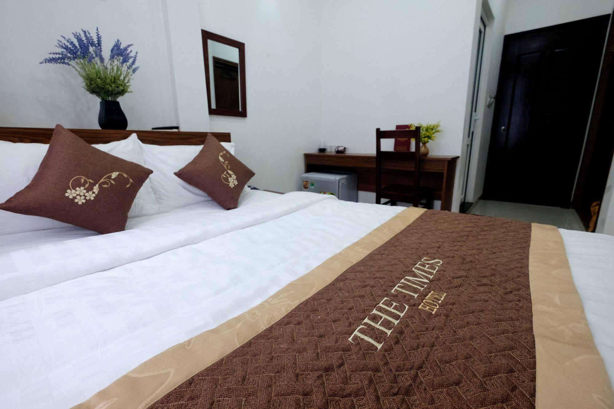 The Times Hotel Hue Esterno foto
