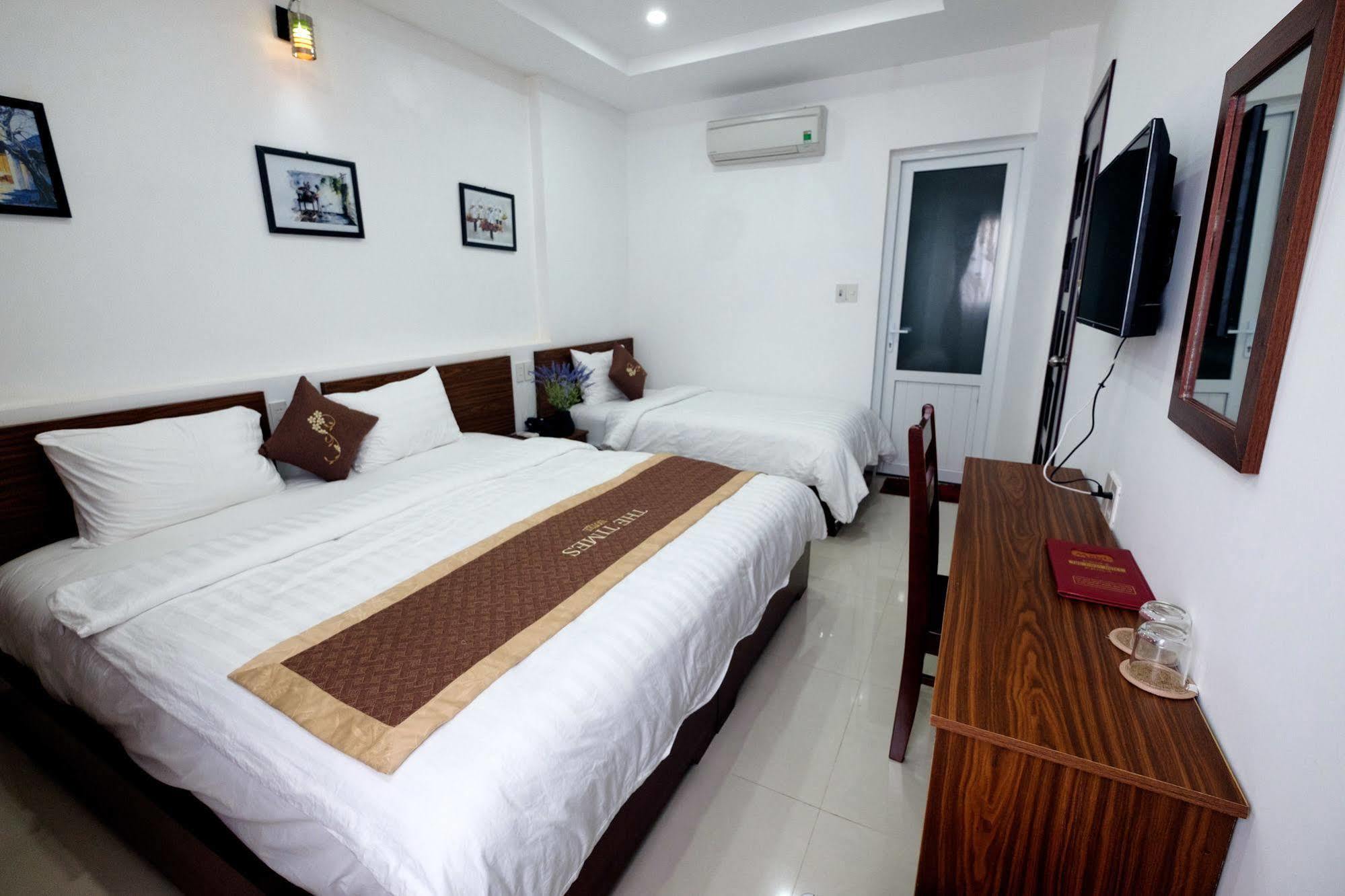 The Times Hotel Hue Esterno foto