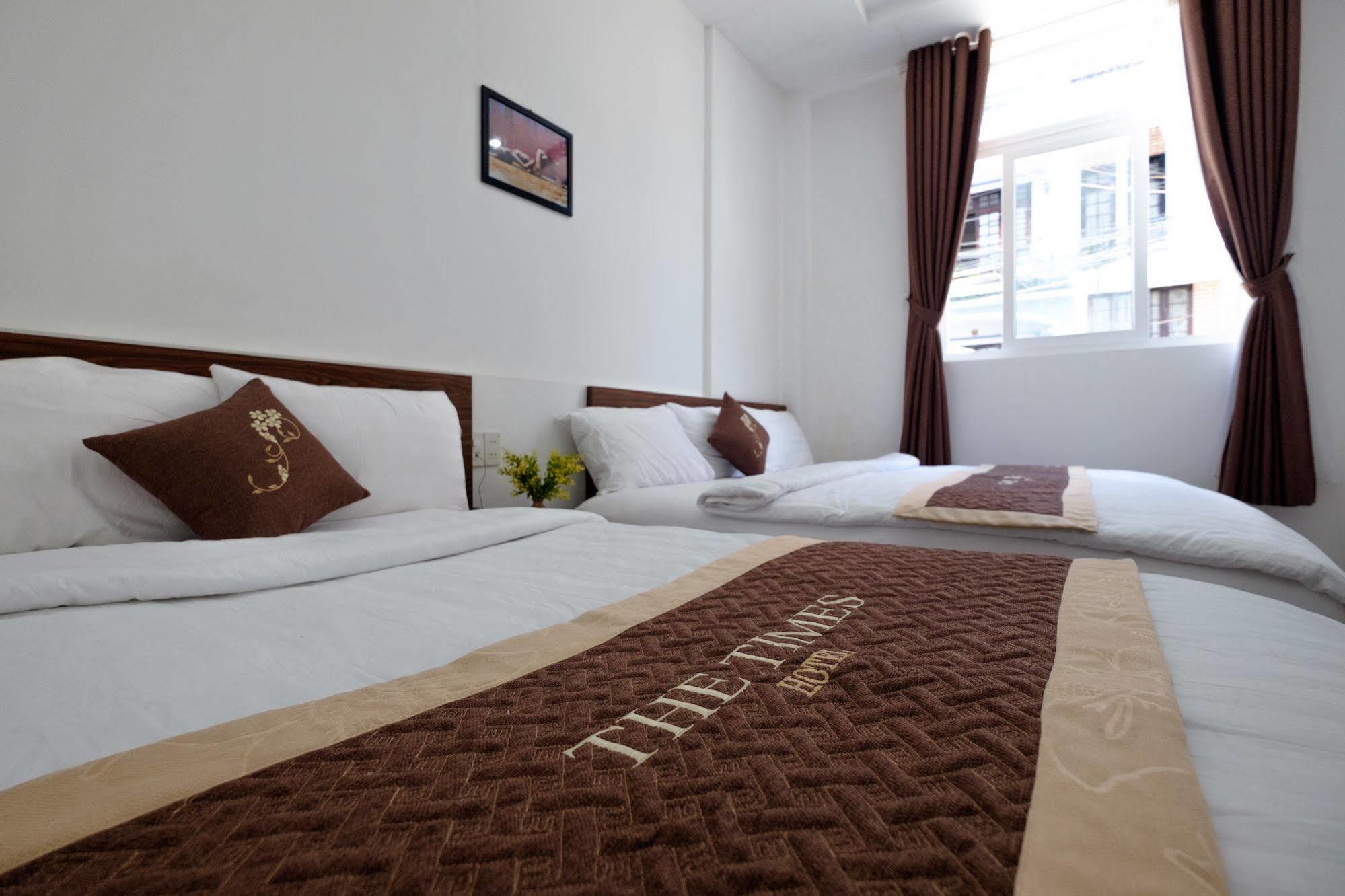 The Times Hotel Hue Esterno foto