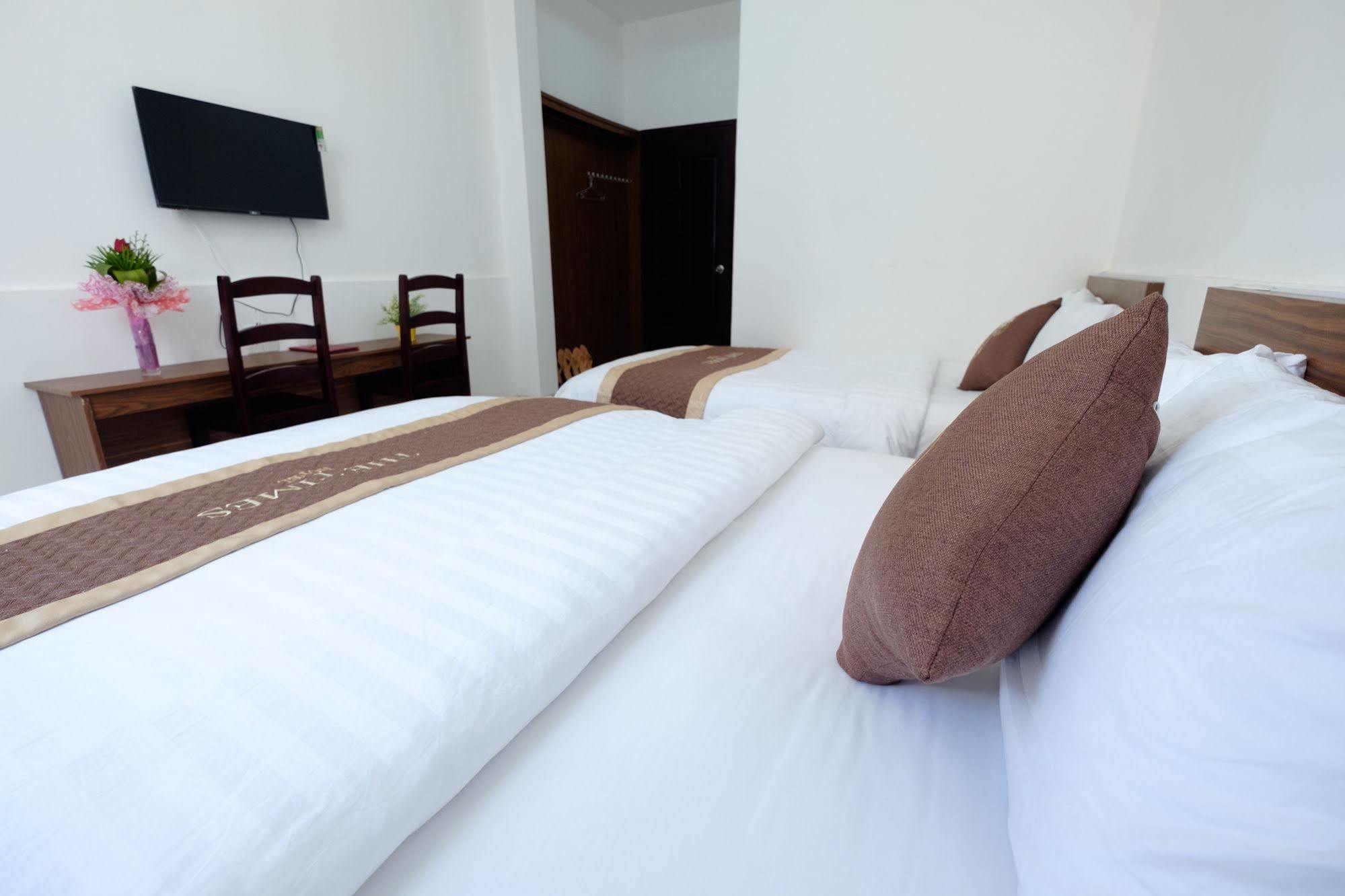 The Times Hotel Hue Esterno foto